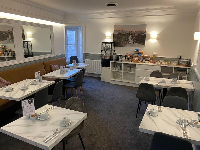 Airlie Arms Hotel