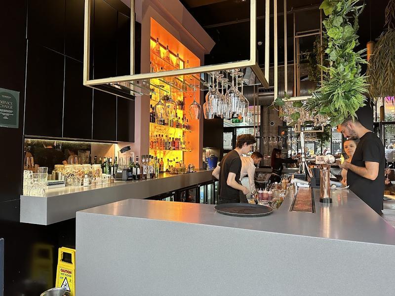 Metropolitan Bar & Restaurant — photo 3
