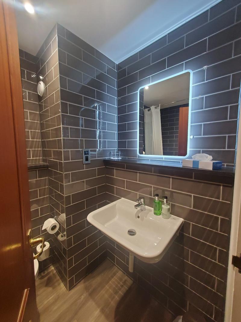 Three Swans Hotel — photo 3