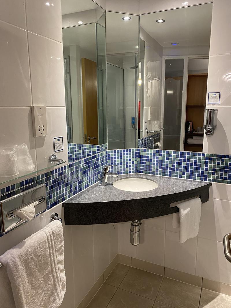 Holiday Inn Express Swansea East — photo 3
