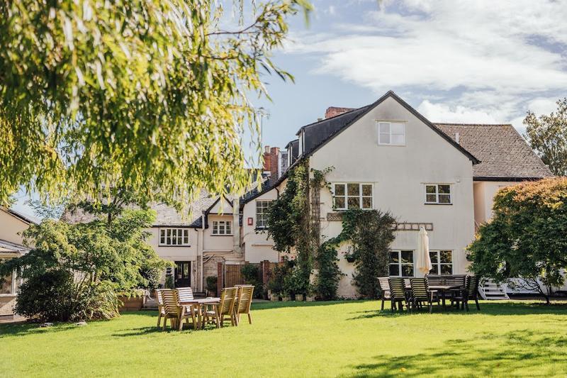 Farthings Hotel & Restaurant