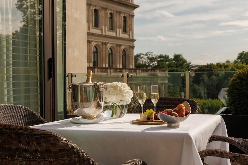Four Seasons Hotel London at Park Lane - Image 1