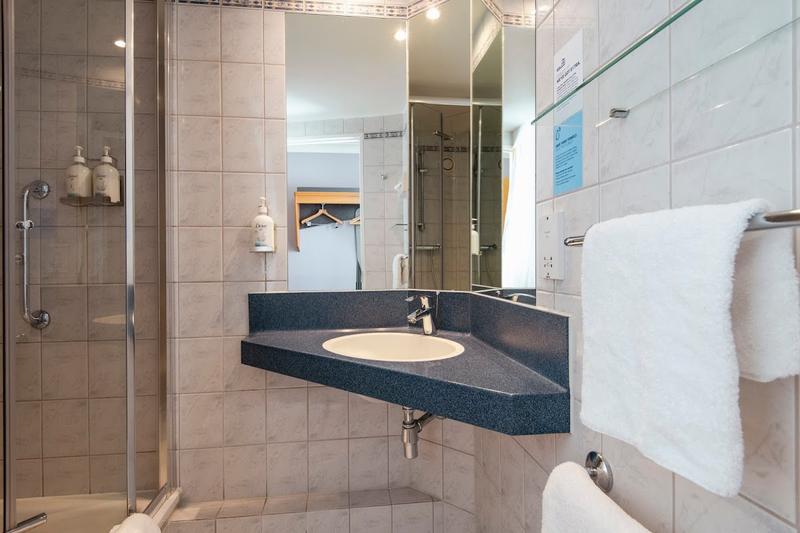 Holiday Inn Express Hamilton - Image 3