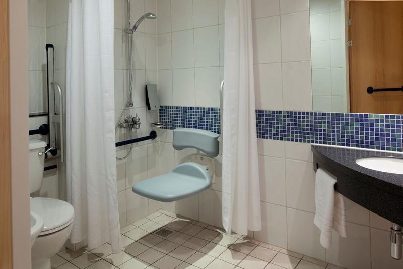 Holiday Inn Express & Suites Walsall - Image 3