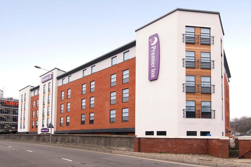 Premier Travel Inn High Wycombe - Image 1