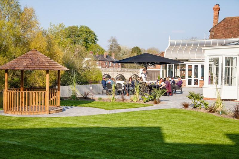 Rose & Crown Hotel - Image 1