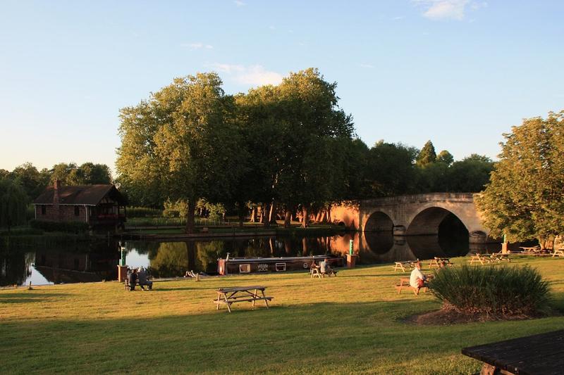 Shillingford Bridge Hotel - Image 1