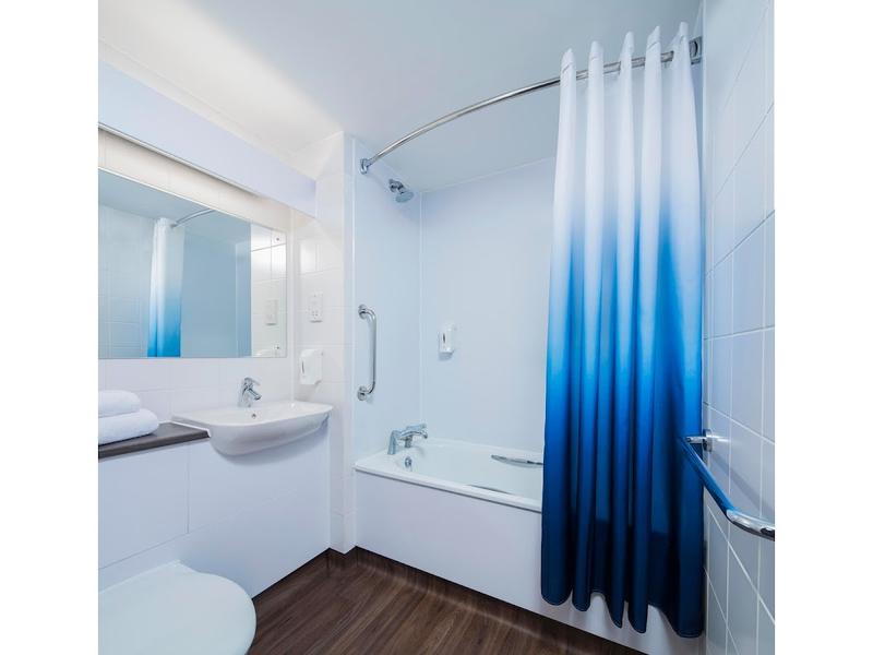 Travelodge Ilford Gants Hill - Image 3