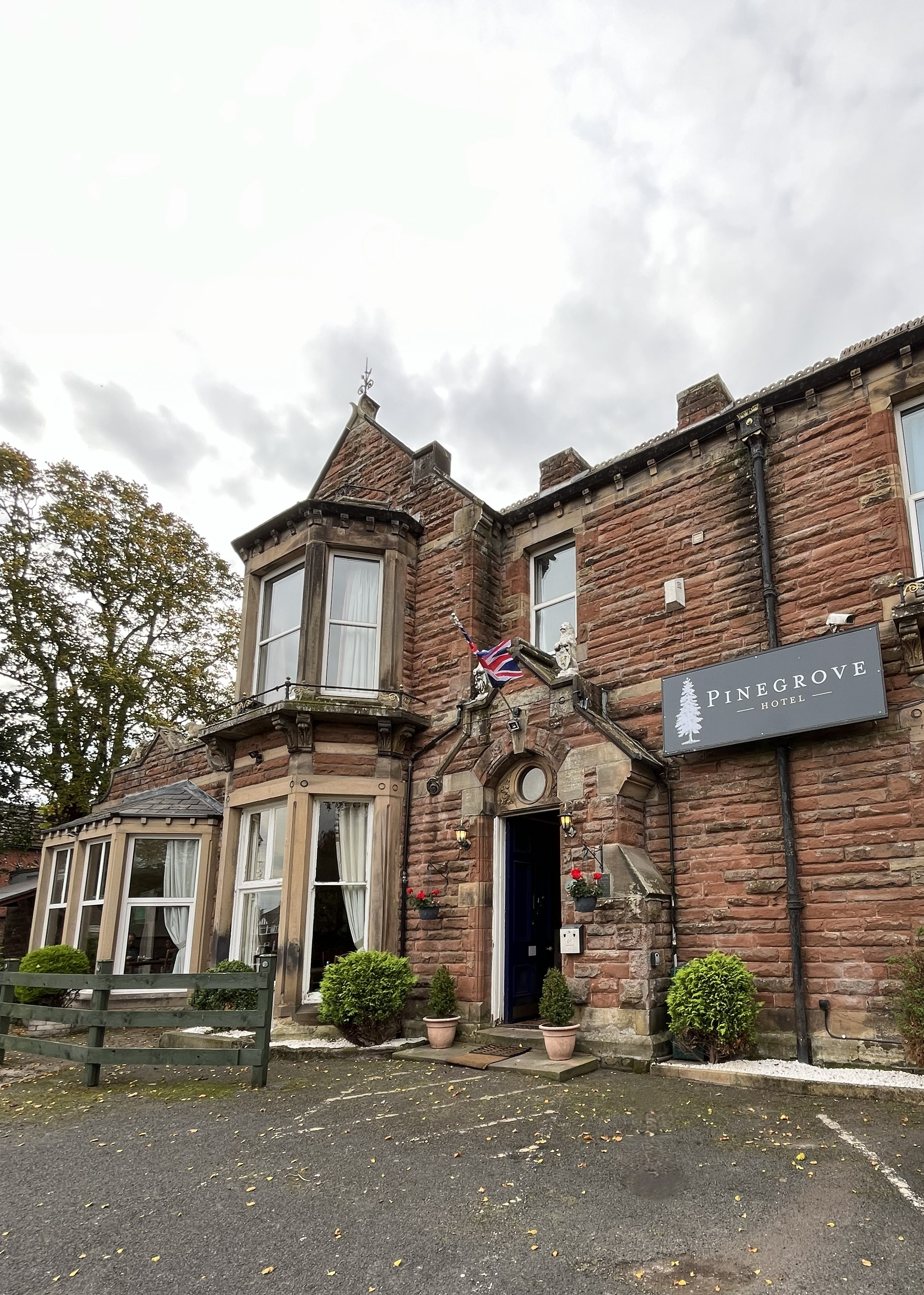 Pinegrove Hotel - Image 1